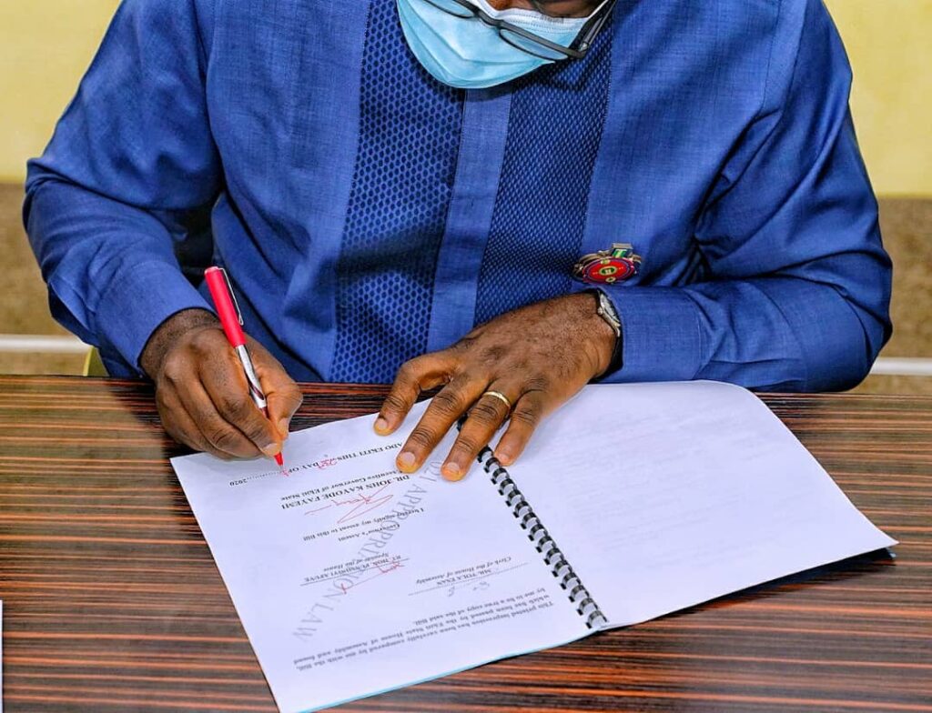 #EkitiAlert: #Fayemi Signs #Ekiti’s N109.6Billion 2021 Appropriation Bill lnto Law. Cc #EkitiNewsToday